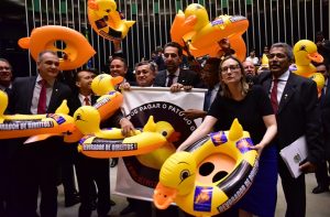 Oposição protestou levando o "pato da FIESP, devorador de direitos dos trabalhadores"