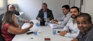  Erasmo Moura, na cabeceira da mesa, tendo ao lado direito Francisco Magalhães e, à esquerda, seu assessor jurídico, Everton Mendes